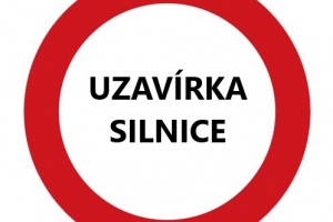 Silniční uzávěra v Horních Lažanech